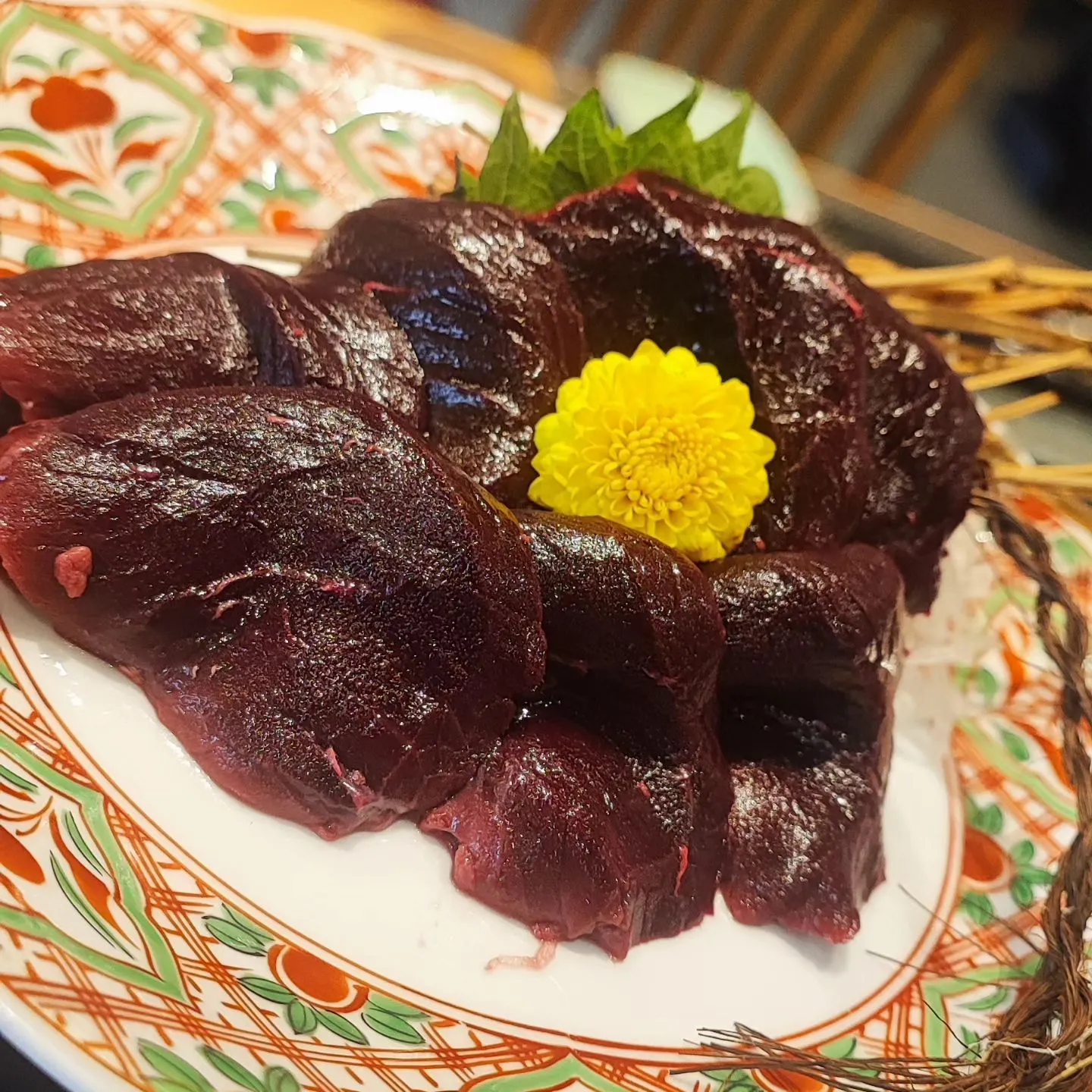 生鯨刺し身💕　ニンニク生姜醤油でどうぞー